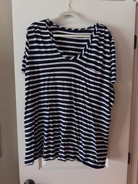 Caslon Striped V-Neck Women’s Top - Navy & White